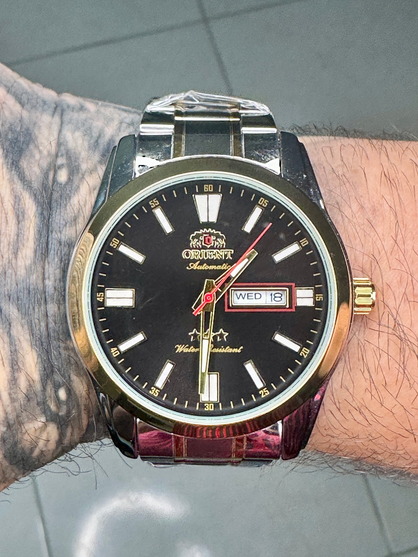 Reloj Ornt Dial Negro Gold, Bisel Gold, Pulso Plata Gold