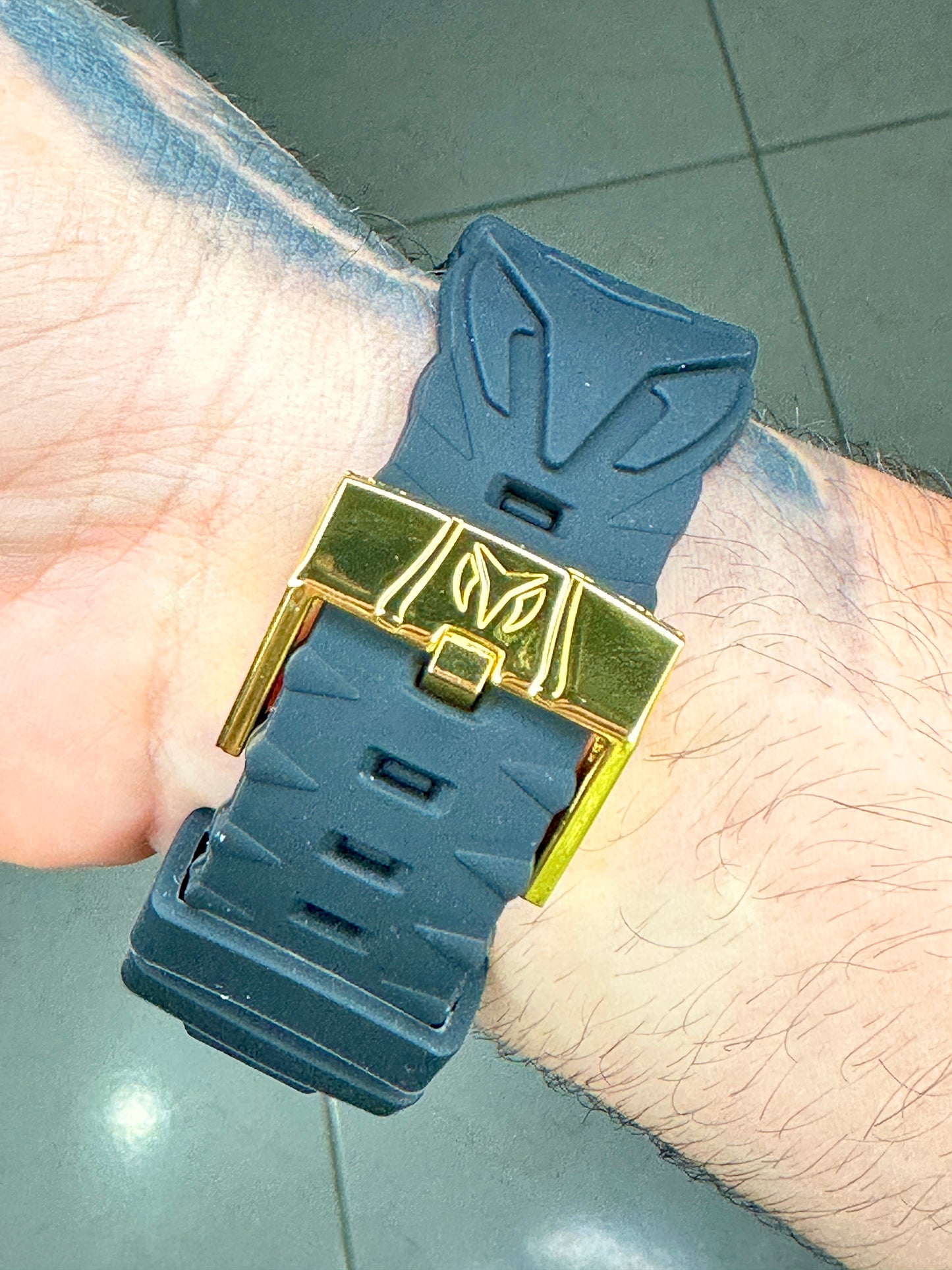 Techno Bisel Dorado Black, Dial Concha Azul, Pulso Black